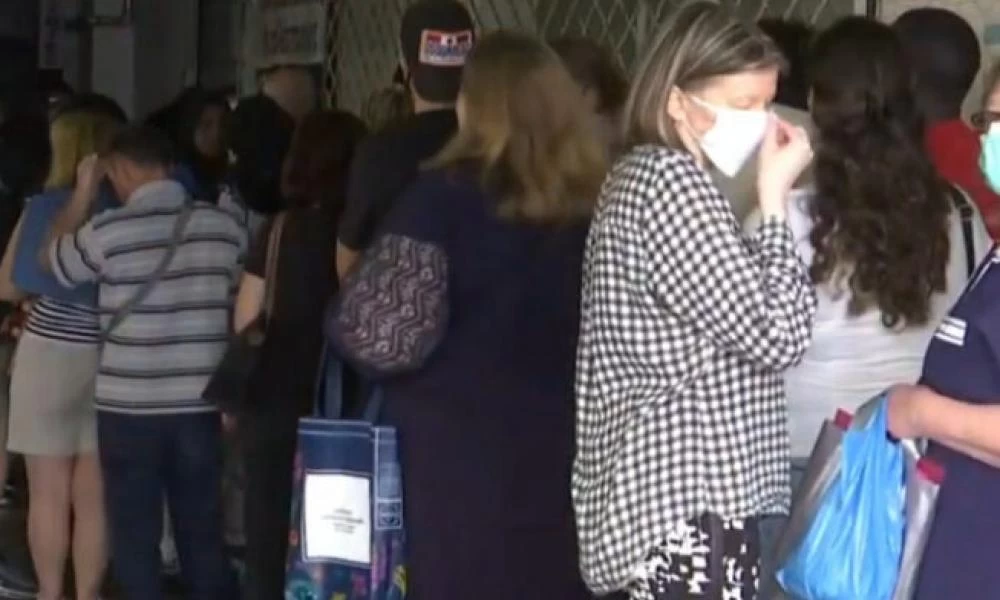 Απίστευτες ουρές και συνωστισμός στην Α' ΔΟΥ στην Ομόνοια - Επέμβαση της Αστυνομίας (βίντεο)